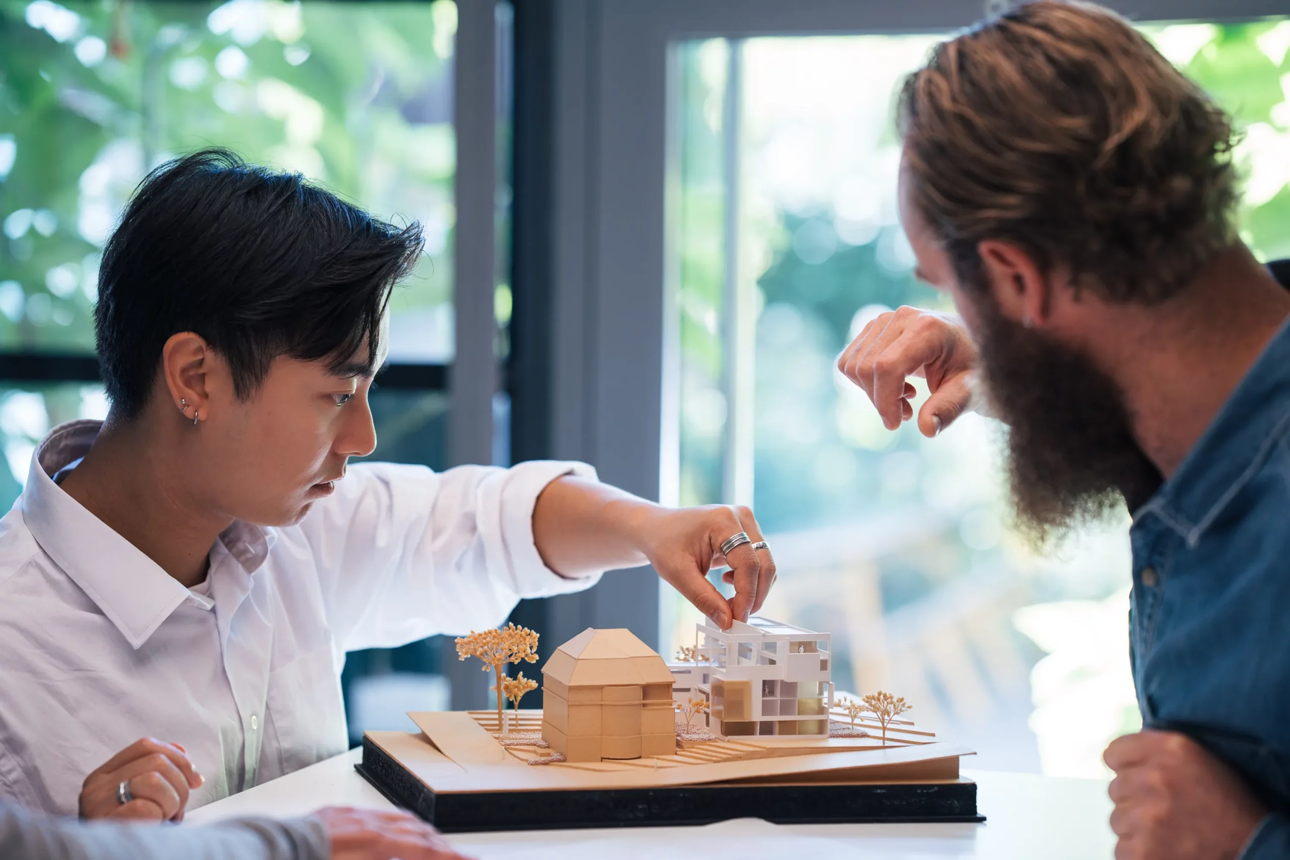 Architektenteam Kramm & Strigl bei der Entwurfsarbeit in Darmstadt