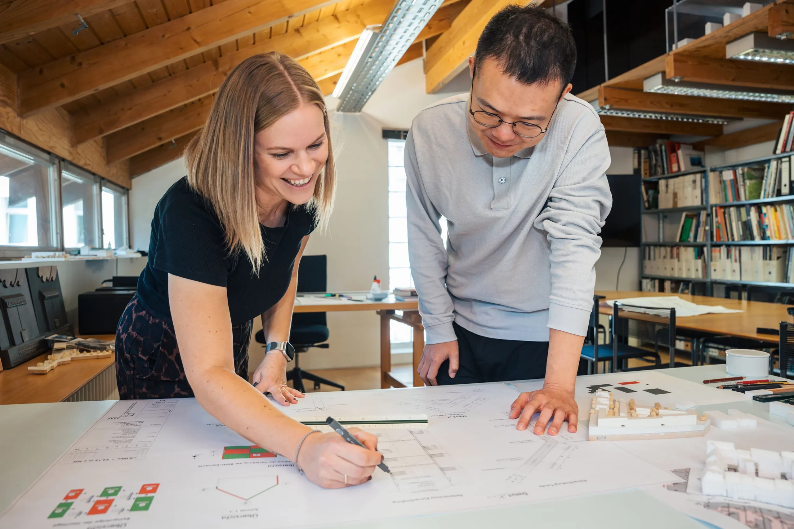 Architektenteam Kramm & Strigl bei der Entwurfsarbeit in Darmstadt