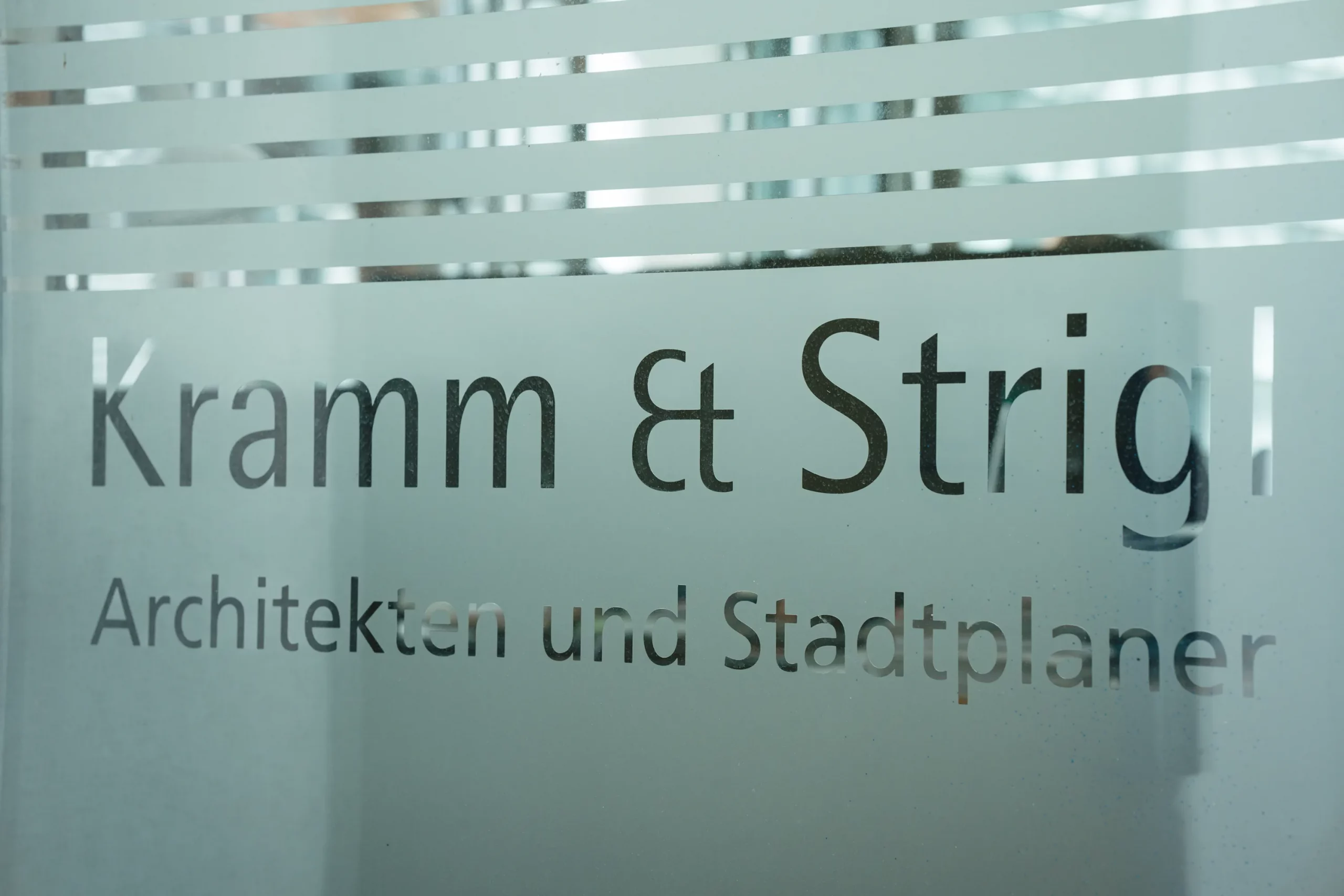 Firmenschild von Kramm & Strigl im Büro Darmstadt