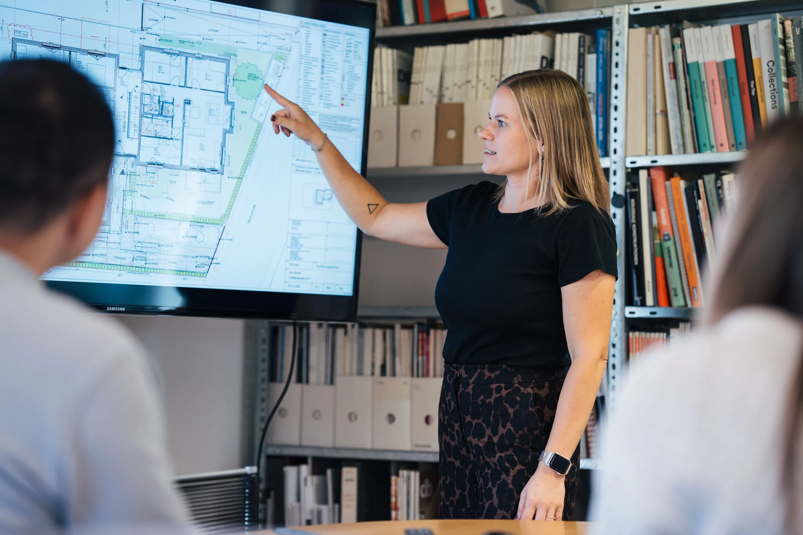 Architektenteam Kramm & Strigl bei der Entwurfsarbeit in Darmstadt