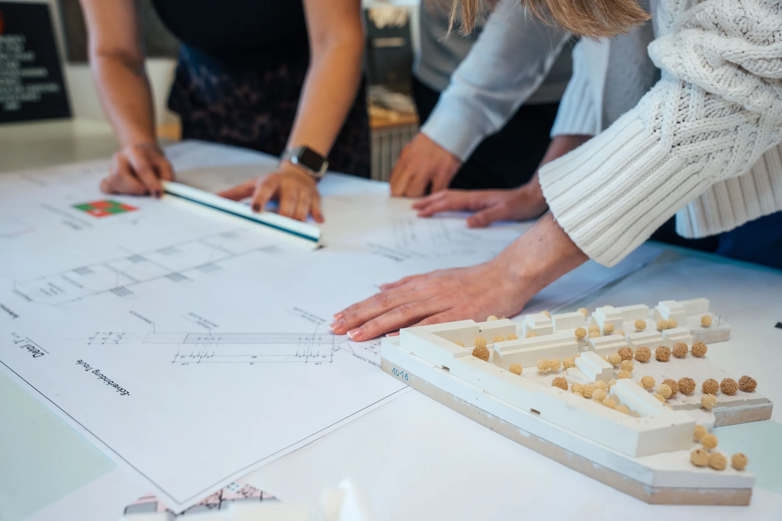 Architektenteam Kramm & Strigl bei der Entwurfsarbeit in Darmstadt