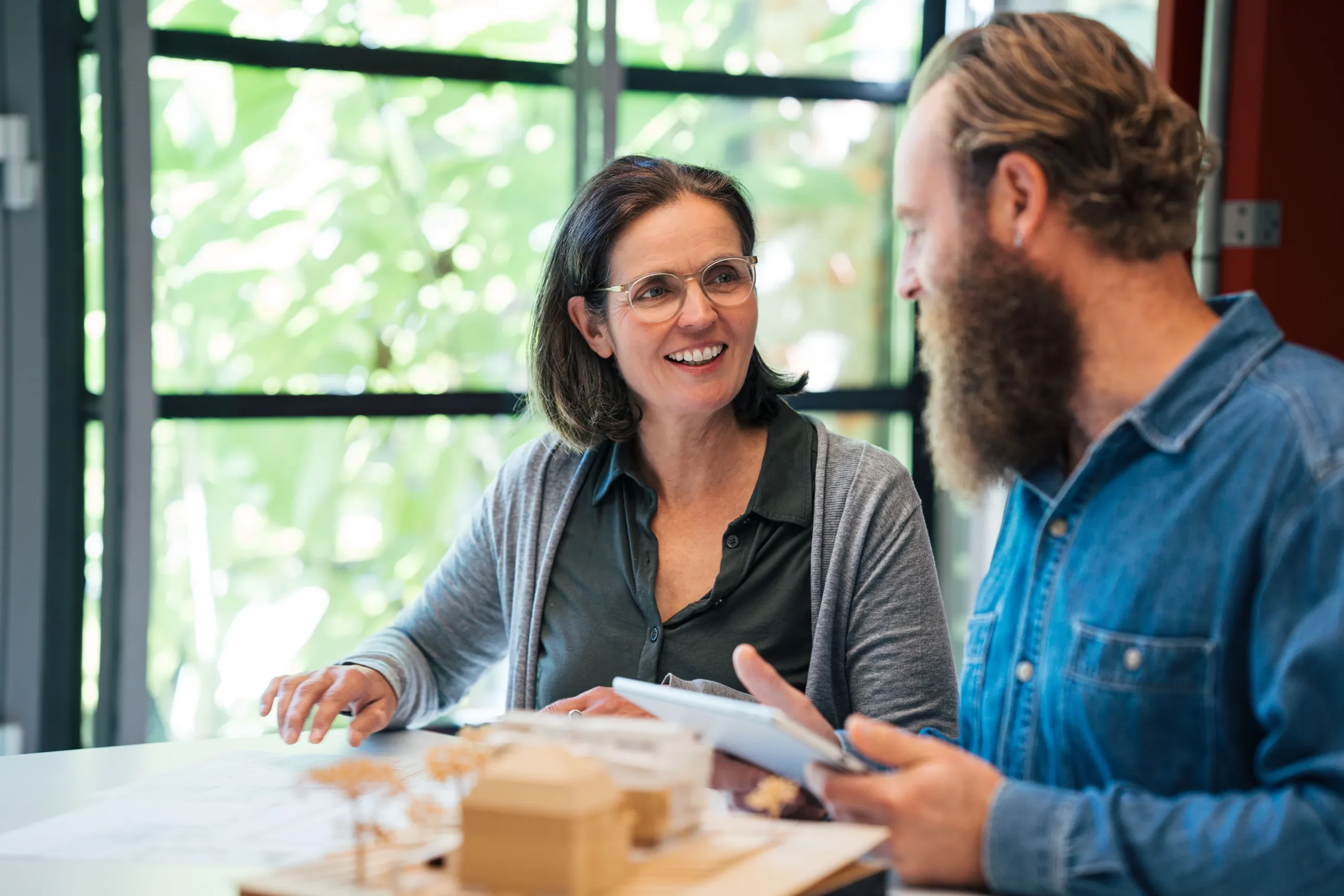 Architektenteam Kramm & Strigl bei der Entwurfsarbeit in Darmstadt