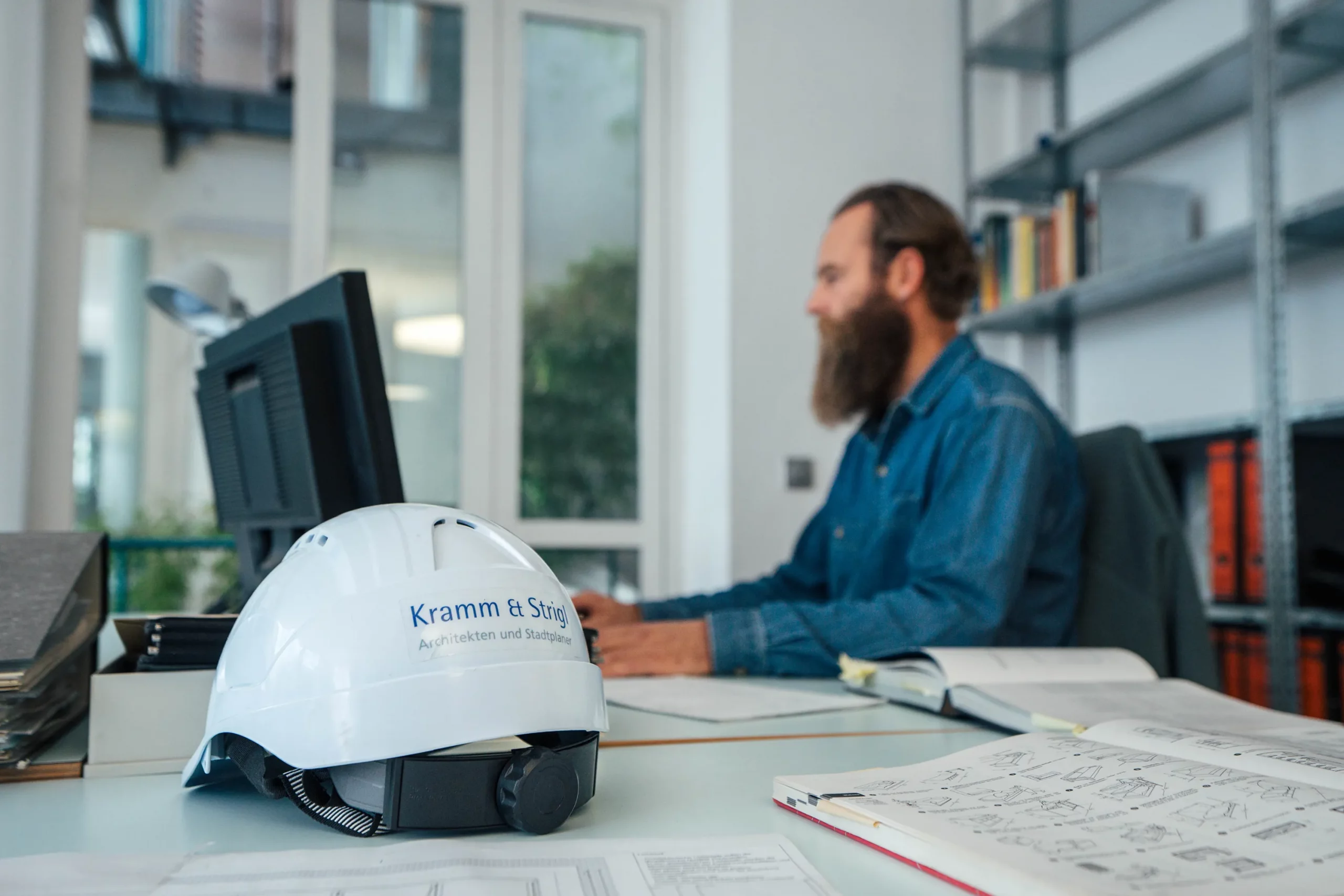 Architektenteam Kramm & Strigl bei der Entwurfsarbeit in Darmstadt