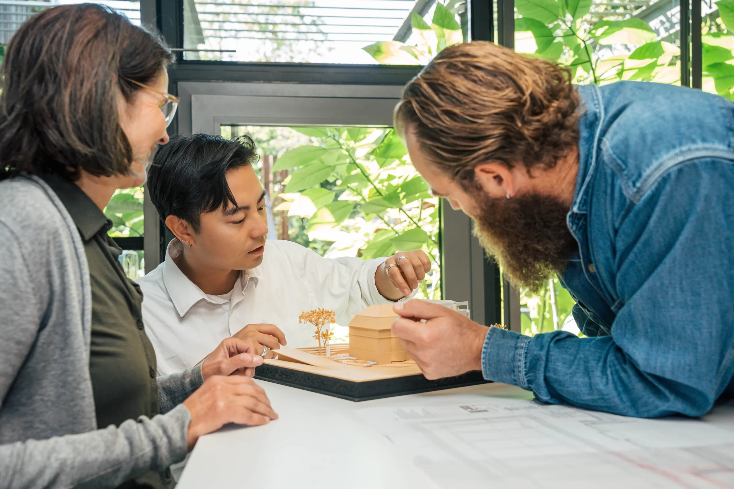 Architektenteam Kramm & Strigl bei der Entwurfsarbeit in Darmstadt